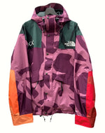 ザノースフェイス THE NORTH FACE × カウズ KAWS 22SS RETRO 1986 MOUNTAIN PARKA JACKET レトロ マウンテン パーカー PAMPLONA PURPLE NF0A7WLW ジャケット ロゴ マルチカラー Lサイズ 104MT-689