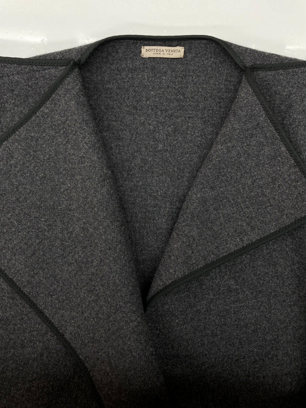 ボッテガヴェネタ BOTTEGA VENETA CAPE COAT ケープ コート ショートスリーブ ポンチョ 薄手 アウター ジャケット 灰 サイズ 38 コート 無地 グレー 104MT-2109