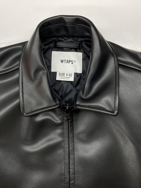 ダブルタップス WTAPS 22AW SYNTHETIC JACKET シンセティック レザー ジャケット フライト アウター フェイクレザー 黒 222BRDT-JKM07 サイズ 02 ジャケット ロゴ ブラック 104MT-814