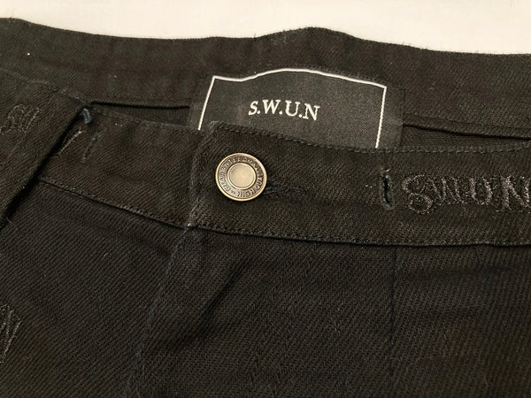 エスダブリューユーエヌ S.W.U.N Original Embroidered Pants ロゴ 刺繍 黒 ボトムスその他 総柄 ブラック Mサイズ 101MB-409
