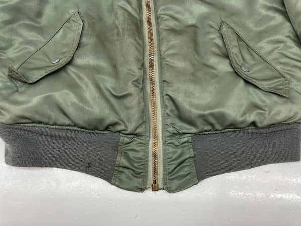 ミリタリー Military Item USAF U.S.AIR FORCE MA-1 Flight Jacket アメリカ軍 フライトジャケット 縦ステッチ SERVAL 緑 ジャケット 無地 グリーン Lサイズ 104MT-920