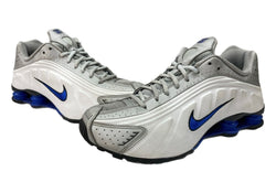 ナイキ NIKE 24年製 SHOX R4 METALLIC SILVER ショックス メタリック シルバー ローカット シューズ 白 青 銀 HQ1988-100 メンズ靴 スニーカー ホワイト 27.5cm 104S-839