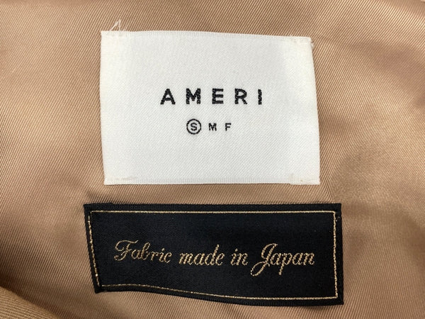 アメリ AMERI MINIMAL FLARE LONG TRENCH COAT ミニマル フレア ロング トレンチ テーラード ステンカラー ハイネック サイドボタン スリット ウエストマーク 日本製 BEIGE 1020730560 コート ベージュ Sサイズ 104LT-234