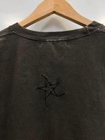 コンバース CONVERSE TOKYO ぼっち・ざ・ろっく！ 美好よしみ GRAPHIC TEE UNISEX 墨黒  A2859UTS017 Tシャツ ブラック フリーサイズ 101MT-4825