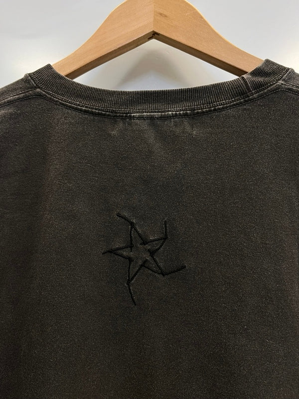 コンバース CONVERSE TOKYO ぼっち・ざ・ろっく！ 美好よしみ GRAPHIC TEE UNISEX 墨黒  A2859UTS017 Tシャツ ブラック フリーサイズ 101MT-4825