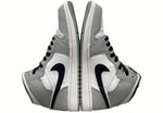 ナイキ NIKE 23年製 AIR JORDAN 1 MID LIGHT SMOKE GREY エア ジョーダン ミッド ライト スモーク グレー AJ1 白 灰色 554724-092 メンズ靴 スニーカー グレー 27cm 104-shoes494