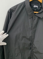 ステューシー STUSSY コーチジャケット ロゴ プリント ジャケット 刺繍 ブラック Mサイズ 201MT-885
