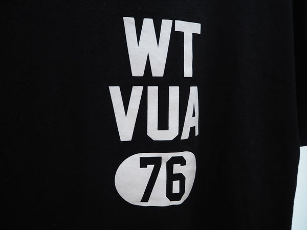 ダブルタップス W)taps プリントTシャツ ロゴ 半袖 トップス 半袖カットソー WTVUA 76 サイズ：X02 黒 日本製 Tシャツ プリント ブラック 101MT-650