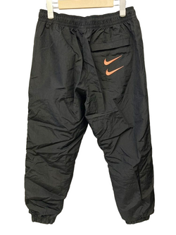 ナイキ NIKE NSW WOVEN PANTS BLACK ウーブン パンツ ジャージ ナイロンボトム 刺繍ロゴ ブラック系 黒  DJ0479-011 ボトムスその他 ロゴ ブラック Lサイズ 101MB-264