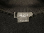 ヴェルサーチ VERSACE BLACK HOODIE WITH LETTERING ブラック系 黒 刺繍ロゴ ブルゾン パーカー A87479 A231242 ジャケット ロゴ ブラック Lサイズ 101MT-1483