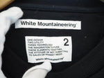ホワイトマウンテニアリング WHITE MOUNTAINEERING LOGO PRINTED SWEATSHIRT ”White Mountaineering”  ロゴプリント スウェット 長袖 トップス 長袖カットソー サイズ2 黒 日本製 WM1973508 スウェット ロゴ ブラック 101MT-398