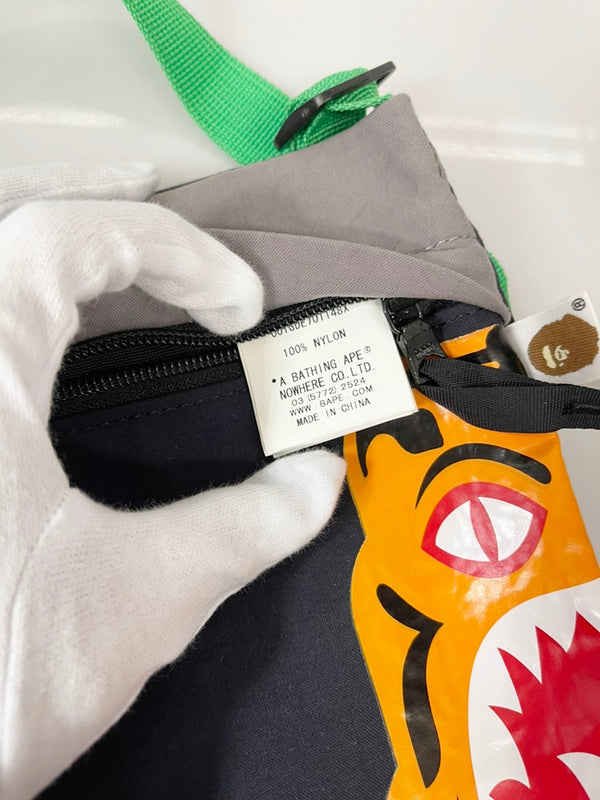 ア ベイシング エイプ A BATHING APE TIGER SHARK SACOCHE タイガー シャーク サコッシュ ナイロンバッグ 黒 ロゴ 01GDE701148X バッグ メンズバッグ ショルダーバッグ・メッセンジャーバッグ プリント ブラック 101bag-77