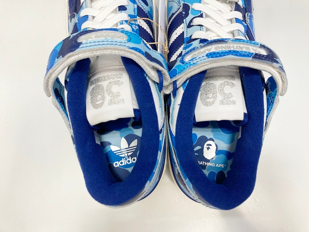 アディダス adidas A BATHING APE × adidas Forum 84 BAPE Low 30th Anniversary Blue  Camo ア ベイシング エイプ × アディダス フォーラム84 ベイプ ロー 30th アニバーサリー ブルー カモ ID4772 メンズ靴 ...