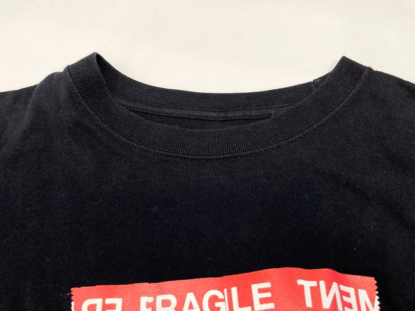 サカイ sacai x FRAGMENT DESIGN 19SS FRAGIL TEE テープラベルロゴ 黒 半袖 Made in JAPAN 19-02023M サイズ 4 Tシャツ プリント ブラック 101MT-2021