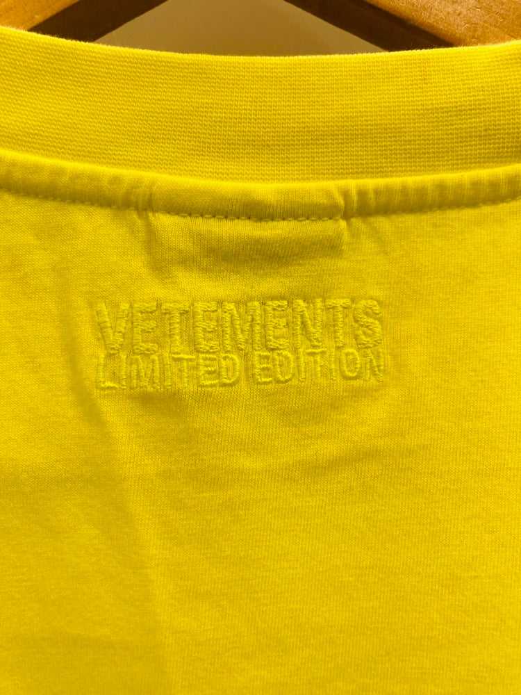 ヴェトモン VETEMENTS LIMITED EDITION Oversized Tee Neon Yellow & Black  PRET-A-PORTER GARDEROBE COLLECTION ネオンイエロー カットソー トップス 半袖 ユニセックス UA52TR480Y  Tシャツ プリント