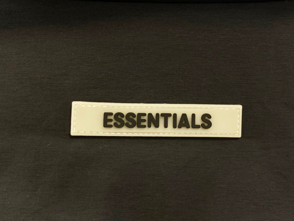 エッセンシャルズ ESSENTIALS エフオージーエッセンシャルズ FOG ESSENTIALS パファージャケット アウアー ブラック系 黒 ロゴ  ジャケット 無地 ブラック Mサイズ 101MT-1570