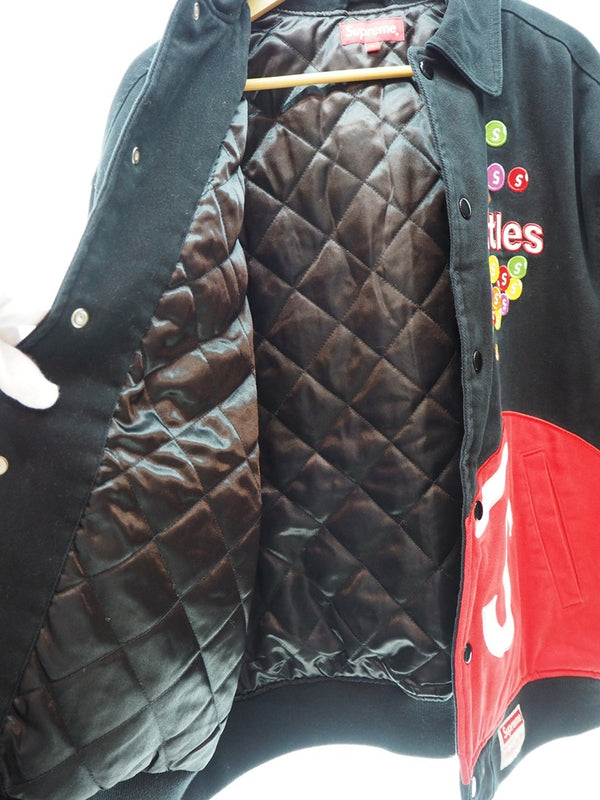 シュプリーム SUPREME Skittles Mitchell & Ness Varsity Jacket スキットルズ スタジアムジャンパー スタジャン 上着 ロゴ  黒 ジャケット 刺繍 ブラック Lサイズ 101MT-609