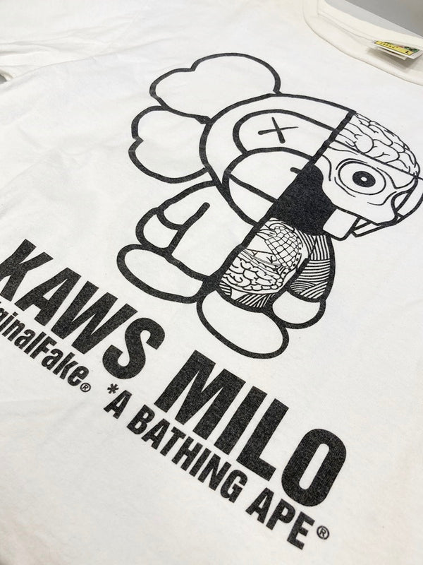 ア ベイシング エイプ A BATHING APE × OriginalFake KAWS カウズ milo マイロ 半袖 白 Made in JAPAN Tシャツ プリント ホワイト Lサイズ 101MT-1794