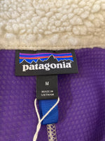 パタゴニア PATAGONIA Classic Retro-X クラシック レトロ X ベスト Pelican w/Purple ボア ベスト ロゴ ベージュ系 パープル 紫 PEPU FA20 23048 ベスト ワンポイント ベージュ Mサイズ 101MT-681
