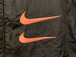 ナイキ NIKE SWOOSH ウーブンジャケット ナイロンジャケット アノラック 刺繍ロゴ ブラック系 黒  DJ0477-010 ジャケット ロゴ ブラック Lサイズ 101MT-1306