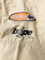 ア ベイシング エイプ A BATHING APE エイプ アノラック ジャケット プリント ロゴ ベージュ系  0001LJF301011X ジャケット プリント ベージュ 3Lサイズ 101MT-885