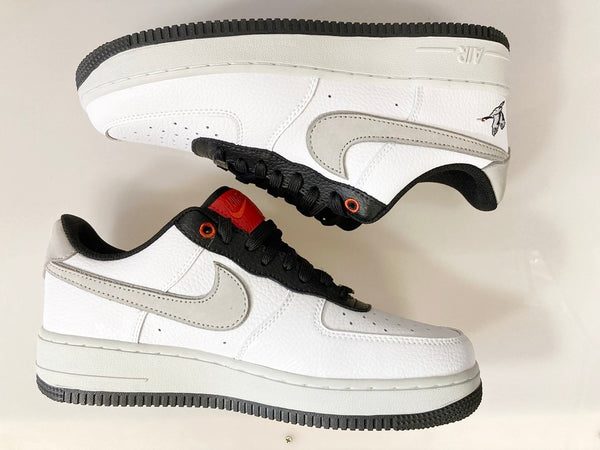 ナイキ NIKE AIR FORCE 1 07 LOW LX WHITE/PHOTON DUST-BLACK-CHILE RED エアフォース 1 07 ロー LX 鶴 ホワイト系 白 シューズ DA8482-100 メンズ靴 スニーカー ホワイト 27cm 101-shoes839