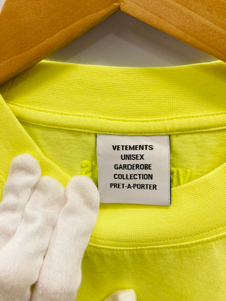 ヴェトモン VETEMENTS LIMITED EDITION Oversized Tee Neon Yellow & Black  PRET-A-PORTER GARDEROBE COLLECTION ネオンイエロー カットソー トップス 半袖 ユニセックス UA52TR480Y  Tシャツ プリント